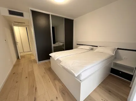 Stylish 2-Bedroom Sarajevo Retreat: Private Baths & Panoramic Views Отели рядом с достопримечательностью «Vrelo Bosne»