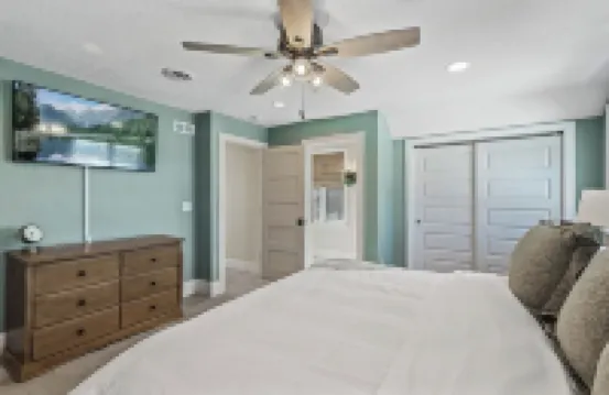 CHARMING RETREAT! Over-looking Lake, Hot tub, WiFi, AC, Nearby Walking Trails