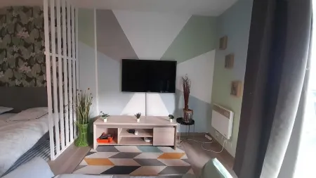 At the foot of the station and in the heart of the town of cergy le haut Отели рядом с достопримечательностью «Высшая школа экономических и коммерческих наук»