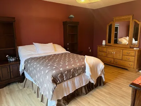 Located on Beautiful north-end of Long Lake, right in the Narrows!