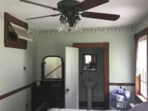 Spacious 5-bedroom farmhouse in delightful Kenoza Lake with WiFi, AC, Hotels in Delaware