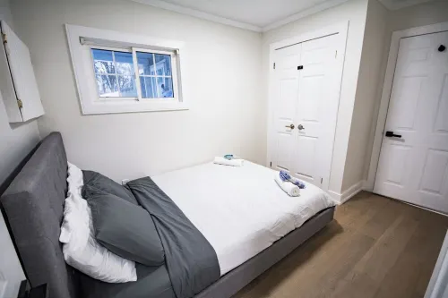 The Discovery Retreat: Heated Pool, Hot Tub, Firepit, BBQ, Sauna, Game Room Hotel di Penetanguishene