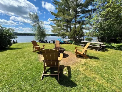 Newly Remodeled-Lakefront Cabin on 4th Lake w/Dock & Kayaks. Trail 5 Access Moss Lake附近的飯店