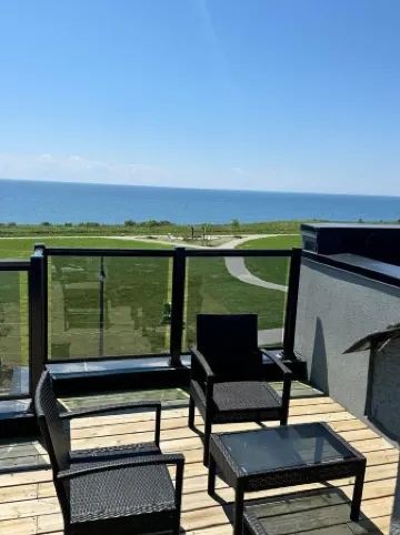 Welcome to lake breeze water view.Wake up to breathe taking lake view.