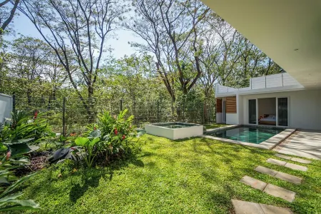 3BR/2Bath Spacious Villa in Town w/ Pool & Jacuzzi