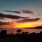 In wooded residence, 100 m from beaches, semi-detached villa, all comforts. Hotels in Coggia