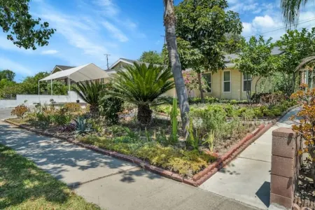 The Blue Gem - BRAND NEW ! Отели рядом с достопримечательностью «Библиотека Уэст-Ковина»