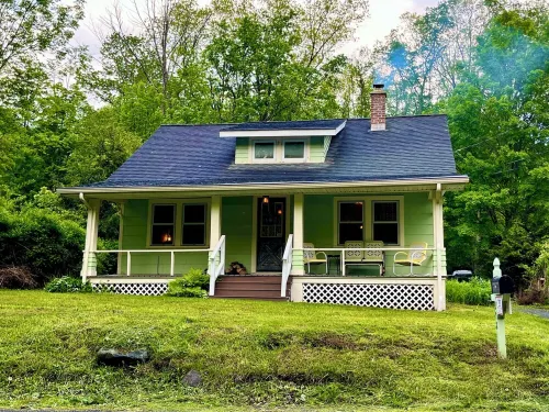 "Mid-Century-Precious" Cozy Cottage in Catskills. Close to 3 Ski Mtns-EV Charge.