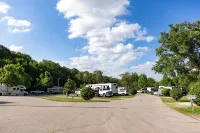 Basswood Resort - parking