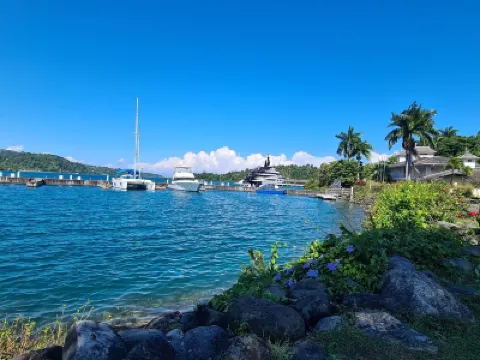 Charming 2-Bedroom Retreat with AC, Sea & Mountain Views, Steps from Downtown! 酒店