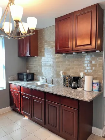 Charming 2-bedroom townhome 5 mins from Airport