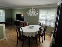 Charming 3-bedroom apartment in serene Grosse Pointe Park, close to lake 그로쓰 포인트 파크 호텔