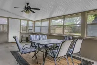 Cheerful 4 bedroom house with back porch