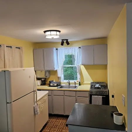 Cozy 2-bedroom cabin in charming Shandaken with WiFi, AC