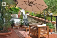 Vacation home with hillside view and pool Hotels in Pescia
