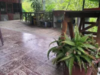 Verdant Arthouse w/ Riverview - minutes from cataratas! Hotel a Bajos del Toro