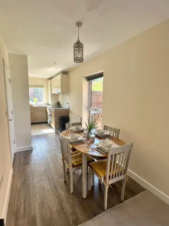 2 Bedroom House in Quiet Neighbourhood, Conveniently Located- 2 Parking Spaces Отели рядом с достопримечательностью «The Dockyard Railway»