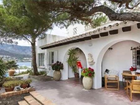 Incredible villa on the Costa Brava with direct access to the sea and two swimming pools
