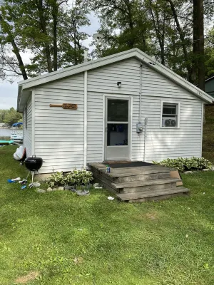 All sport lakefront cottage on Sutherland Lake.