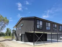 Large home on the water with boat ramp and jetty Hotels in Mannum