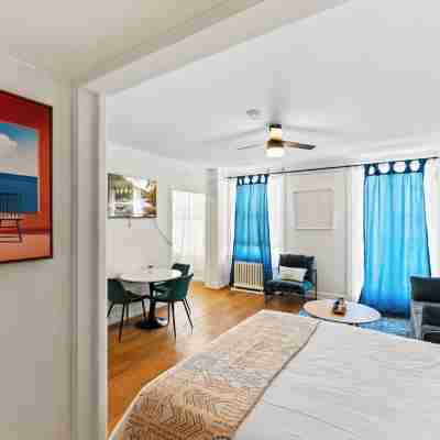 Downtown Studio Near Convention Center and Beach Free Parking Rooms