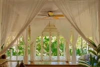 Peaceful Retreat with a Lush Garden & Open-Air Patio Hotels in Pajangan