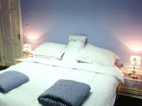 Intl Townhouse Apt on The Crescent: perfect for walking everywhere! Hotels in 