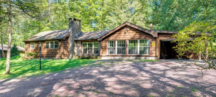 3 Mi to Slopes! Hot Tub Haven Near Lake Harmony Hotels in Carbon County