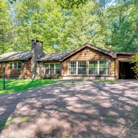 3 Mi to Slopes! Hot Tub Haven Near Lake Harmony