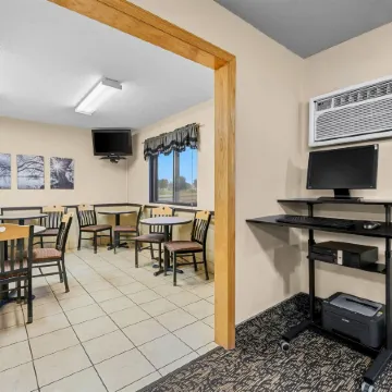 Super 8 by Wyndham Alexandria MN