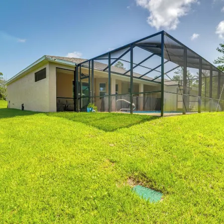 5 Mi to Weeki Wachee Springs! Poolside Retreat