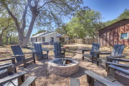 Brand New Private Pool and Hot-Tub Near Main!