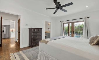 Schubert Inn-Main with Pool and Grill - 2Blks to Main