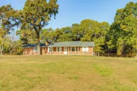 3 Mi to Lake: House w/ Fire Pit in Mountain Home! - 3-Star