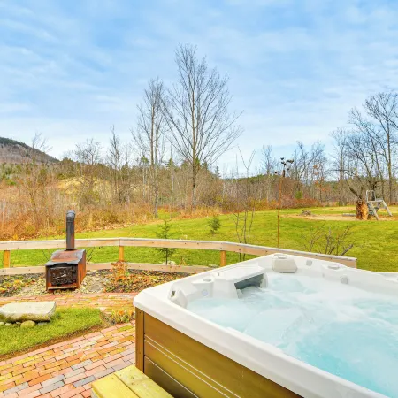 10 Mi to Skiing: Historic Farmhouse in Maine!