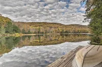 Lakefront Berkshires Retreat w/ Deck, Dock & Boat! - Parkplatz