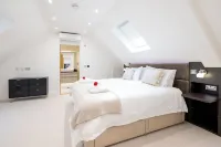 Private  cottage/ hot tub  / private garden just a short stroll to the beach . Hotels in 