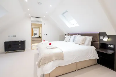 Private  cottage/ hot tub  / private garden just a short stroll to the beach . Hotel a 