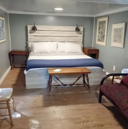 The "40 Steps" Cabin Tiny house