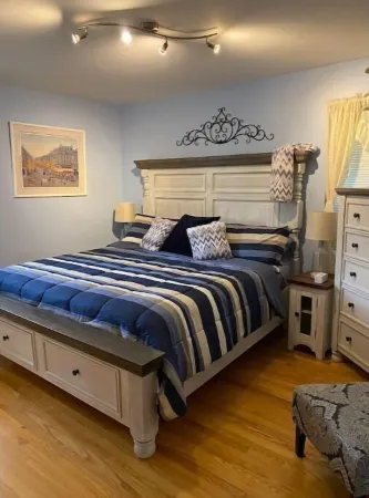 Cozy Cove On Sugar Creek A 2-bedroom Dream Home is located on an acre of land Отели рядом с достопримечательностью «Hot trends»