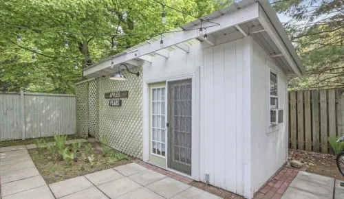 Webster Cottage - 1 minute walk to beach!