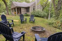 Secluded Retreat with Great Outdoor Spaces, Tree-Top Views, Hot Tub
