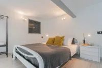 Architect's Loft by Rent All Como - 2-Star