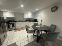 Cozy 3BR Getaway with Parking & Full Kitchen @ Melville Hotels in Melville