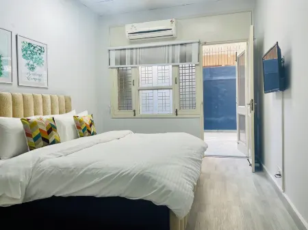 Bluo 1BHK - DLF Galleria | Balcony, Suite