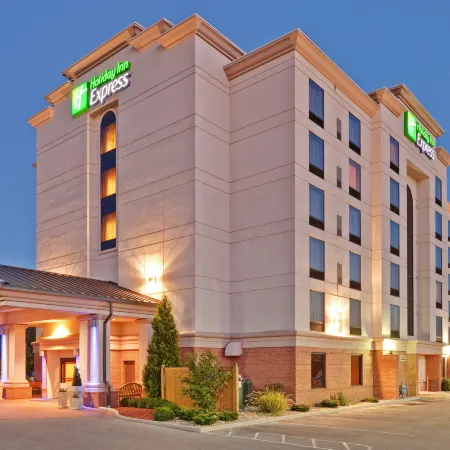 Holiday Inn Express & Suites BLOOMINGTON by IHG