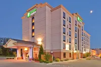 Holiday Inn Express & Suites BLOOMINGTON by IHG - Swimmingpools