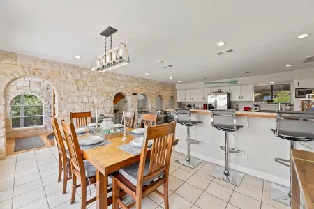 Lake Travis Oasis, Pool, Hot Tub, Lake Views, Near Marinas & Austin! Отели в г. Гудзон Бенд