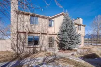 Two-Story Home Close to Town & Ski with Views, Steam Shower + King Suite Hotel a Taos County