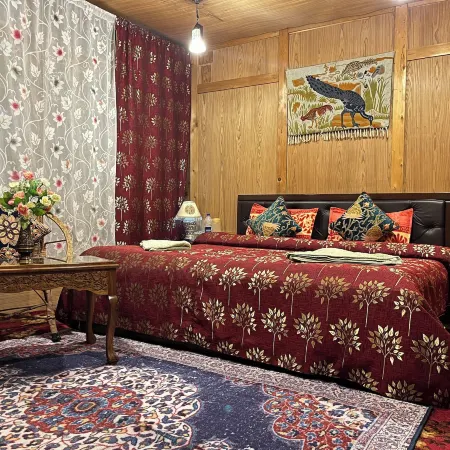 Shabrose Heritage Houseboats